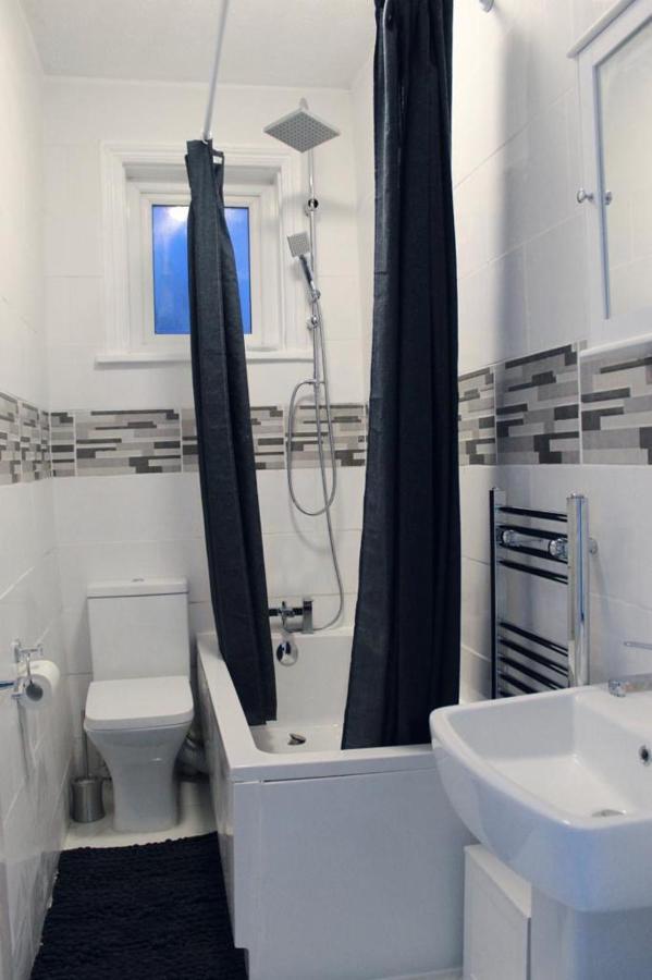 2 Bed 1St Floor Apartment-Own Entrance & Parking Portsmouth Extérieur photo