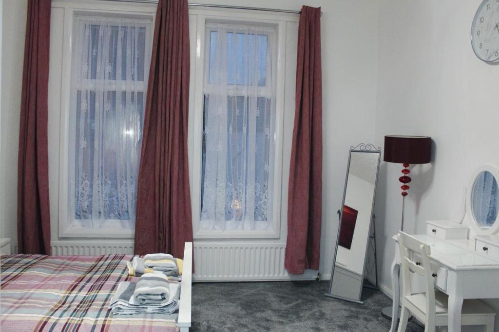 2 Bed 1St Floor Apartment-Own Entrance & Parking Portsmouth Extérieur photo